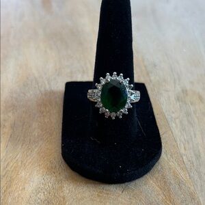 Elegant Green and Silver Women's Ring